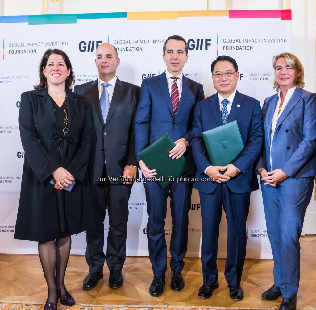 Tanja Wehsely (Social City Wien), GIIF Präsident Alon Shklarek, Bundeskanzler Christian Kern, Unido Generaldirektor LI Yong, WU-Rektorin Edeltraud Hanappi-Egger: Unique Public Relations GmbH: Bundeskanzler Christian Kern und Unido Generaldirektor LI Yong unterzeichnen Joint Declaration für „Impact Investment“ (C) GIIF / Oskar Steimel, © Aussendung (24.11.2016) 