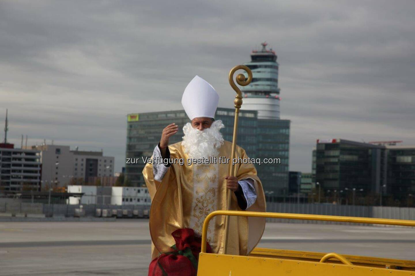 Flughafen Wien - Nikolaus VISITAIR Tour: Am 06.12.2016 findet eine ganz besondere Besucherrundfahrt statt, denn auch am Flughafen Wien schaut der Nikolaus vorbei. Mit etwas Glück, kann er sogar am Flughafen-Vorfeld entdeckt werden! 

Die Nikolo-Rundfahrt beginnt um 15:00, anschließend lädt das Besucherzentrum noch zur gemeinsamen Jause. Vielleicht schaut der Nikolaus ja anschließend auch dort vorbei… :)
Aufgrund begrenzter Teilnehmerzahl ist eine Buchung im Vorhinein unbedingt notwendig. Informationen dazu gibt es unter visitaircenter@viennaairport.com oder 01-7007-22150.
 
Das Besucherzentrum bedankt sich außerdem für zahlreiche Teilnahmen an den beliebten Flughafen-Vorfeldrundfahrten und beschenkt kleine und große Tourteilnehmer ab sofort bei jeder Rundfahrt mit Adventkalendern im Flughafen-Design. Nähere Informationen zum Besucherangebot des Flughafen Wien gibt es unter folgendem Link auf unserer Homepage: http://www.viennaairport.com/visitair  Source: http://facebook.com/flughafenwien