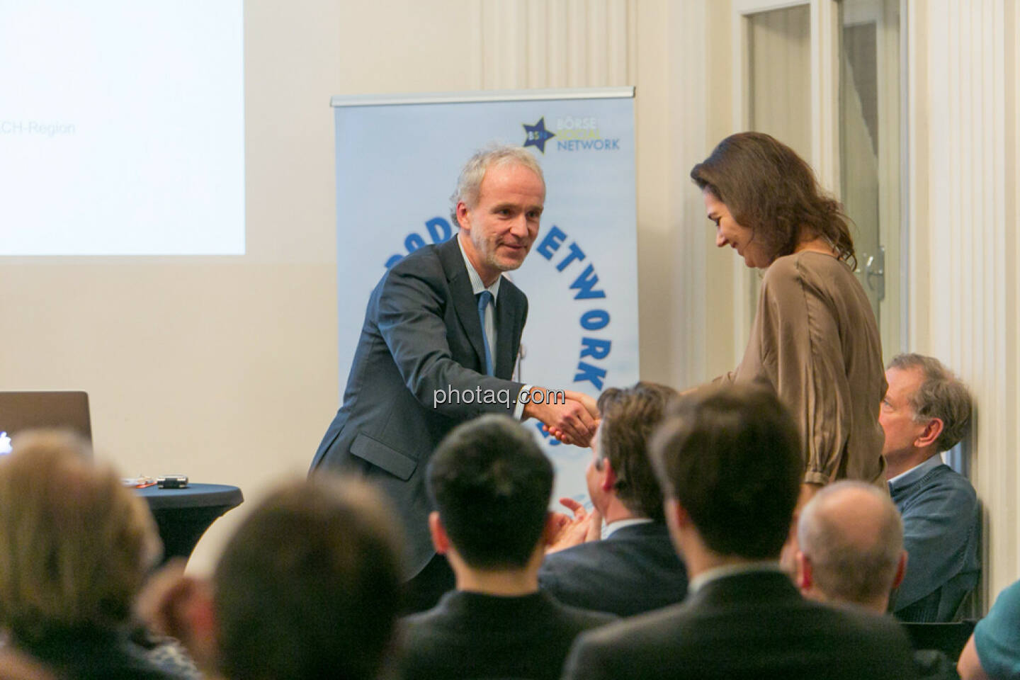 Handshake Christian Drastil (BSN), Christine Reitsamer (Baader Bank)