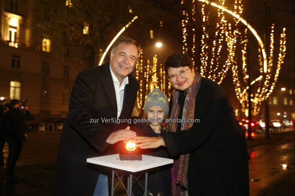 Walter Ruck, Renate Brauner und Viktoria  - Wirtschaftskammer Wien: Offizielles Einschalten: Wien erstrahlt in weihnachtlichem Glanz (Fotograf: Florian Wieser, Fotocredit: WKW), © Aussendung (28.11.2016) 