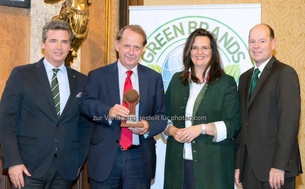 Andreas Gnesda, Präsident des Österreichischen Gewerbevereins; Markus Liebl, Generaldirektor Brau Union Österreich; Gabriela Maria Straka, Leitung PR / Kommunikation & CSR Brau Union Österreich; Norbert Lux, Chief Operating Officer der GREEN BRANDS Organisation; - Brau Union Österreich AG: Brau Union Österreich im Rahmen einer Gala erstmals mit GREEN BRANDS Austria-Siegel ausgezeichnet (Fotograf/Fotocredit: Green Brands), © Aussendung (01.12.2016) 