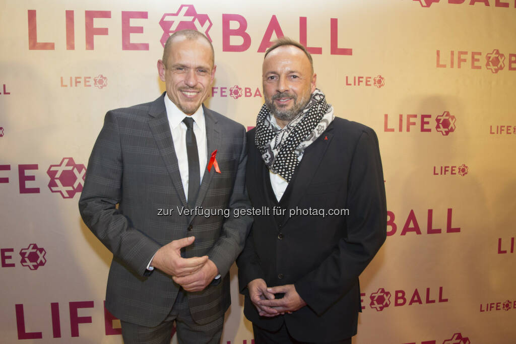 Gery Keszler, Ralf-Wolfgang Lothert - Japan Tobacco International (JTI) / Austria Tabak: JTI Austria: Inklusion statt Stigmatisierung (Fotocredit: Life Ball / Jürgen Hammerschmid), © Aussender (01.12.2016) 