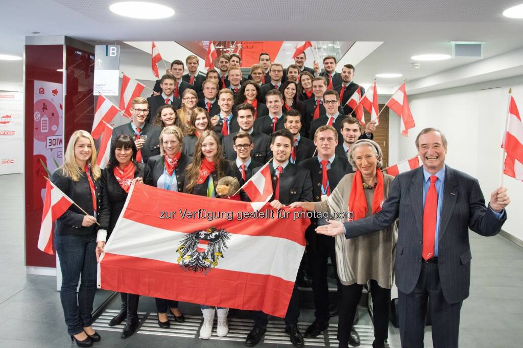 WKÖ-Präsident Christoph Leitl mit dem TeamAustria: Wirtschaftskammer Österreich: Leitl: Erfolg bei EuroSkills ist Bestätigung für duale Ausbildung und Meisterberufe (C) SkillsAustria, © Aussendung (06.12.2016) 