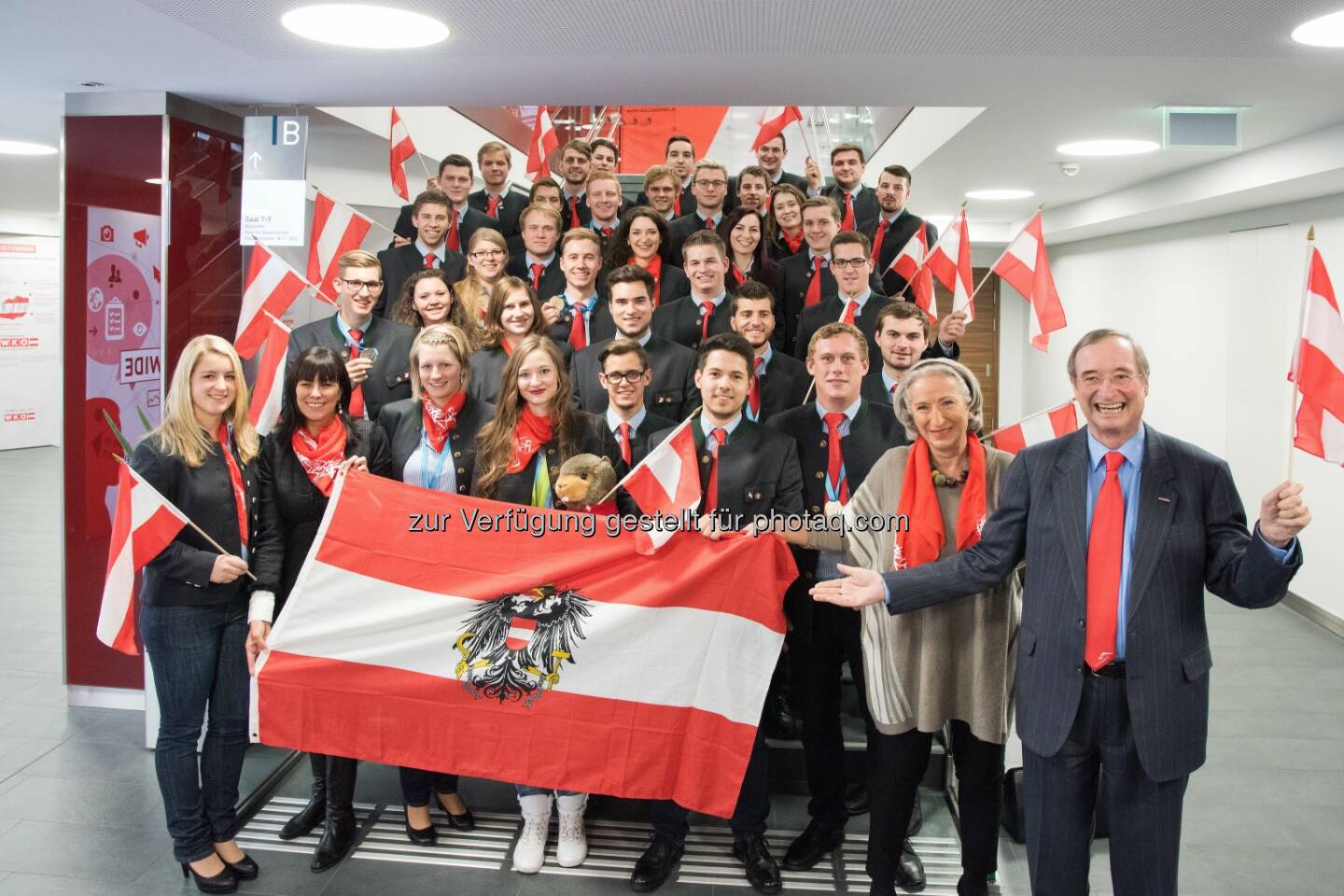 WKÖ-Präsident Christoph Leitl mit dem TeamAustria: Wirtschaftskammer Österreich: Leitl: Erfolg bei EuroSkills ist Bestätigung für duale Ausbildung und Meisterberufe (C) SkillsAustria