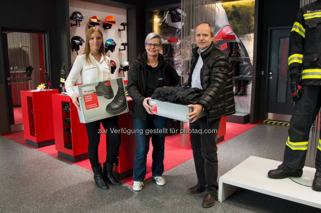 Nicole Auer (Rosenbauer), Gudrun Renger (Griechenlandhilfe/Greek Aid), Roland Leitner (Rosenbauer) - Rosenbauer International AG: Rosenbauer International AG / Rosenbauer unterstützt griechische Feuerwehren / Spende von Handschuhen und Stiefeln für die Feuerwehren in Griechenland (mit Bild) (Fotocredit:Rosenbauer International AG), © Aussendung (07.12.2016) 