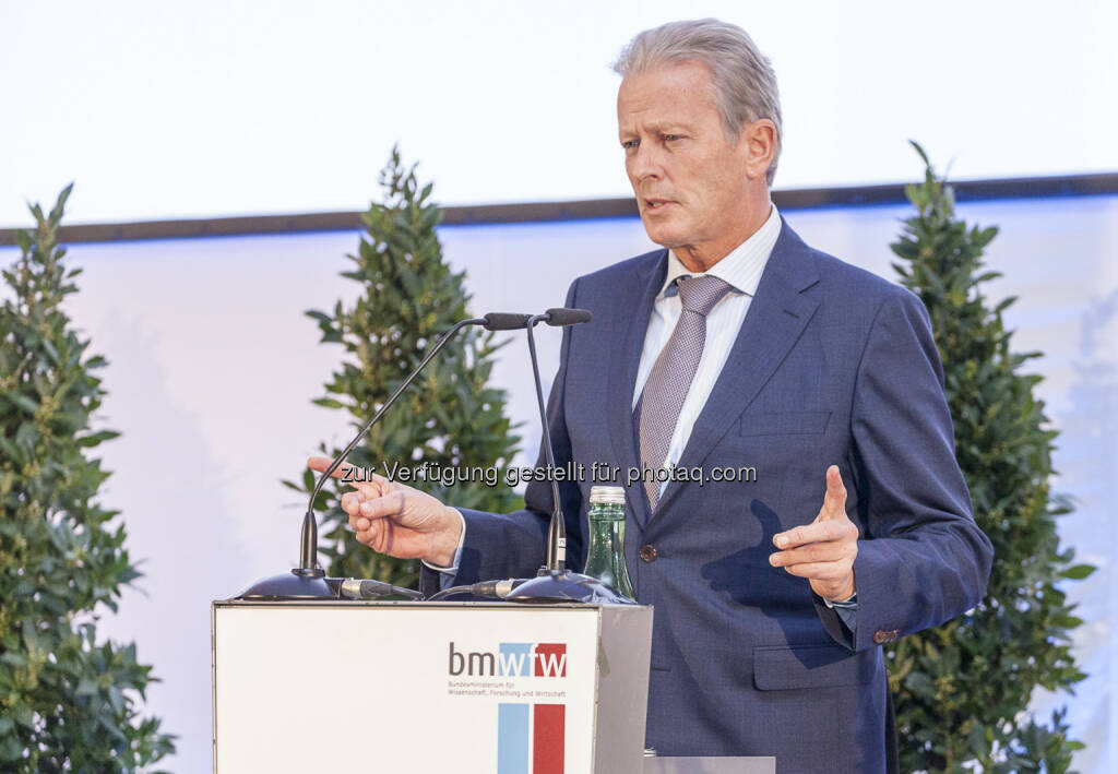 Vizekanzler und Bundesminister Reinhold Mitterlehner - Bundesministerium für Wissenschaft, Forschung und Wirtschaft: Diversitas 2016: Mitterlehner zeichnete Hochschulen und Forschungseinrichtungen aus (Fotocredit: BMWFW/Lusser), © Aussendung (07.12.2016) 