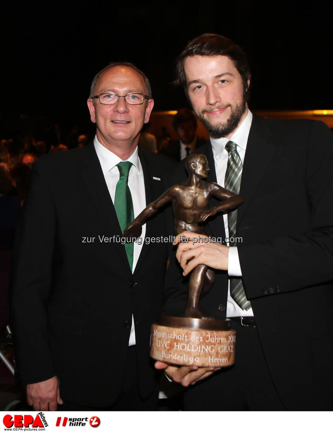 Sportstadtrat Detlev Eisel-Eiselsberg (Graz) und Georg Waltner (UVC Graz). Keywords: Diskuswerfer, Trophaee, Foto: GEPA pictures/ Markus Oberlaender