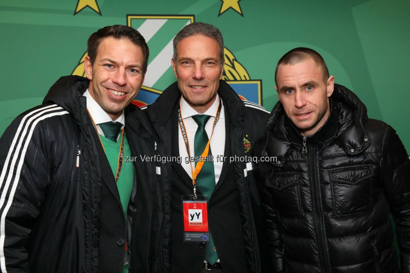 Christoph Peschek (SK Rapid, Geschäftsführer) und Michael Krammer (Präsident, SK Rapid Wien) mit Steffen Hofmann: SK Rapid: SK Rapid: Remis gegen Athletic Club Bilbao vor fast 22.000 Zuschauer (C) Ecker & Partner GmbH/APA-Fotoservice/Schedl