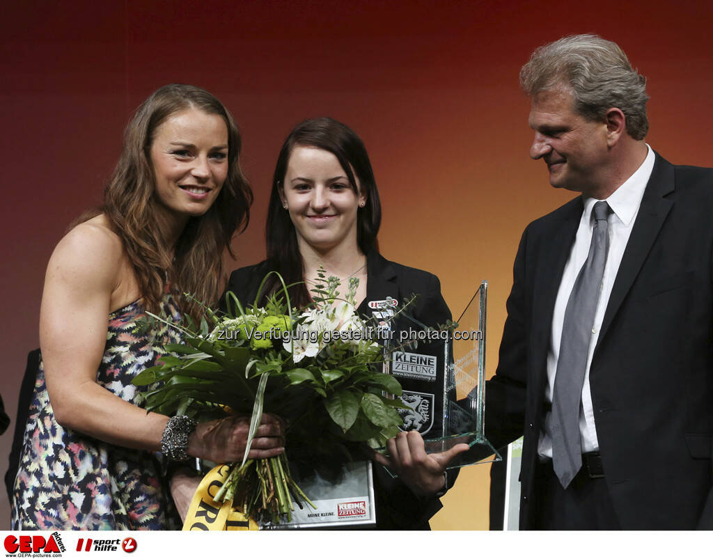 Tina Maze (SLO), Nina Lach (AUT) und Guenther Sagmeister (Kleine Zeitung), Foto: GEPA pictures/ Markus Oberlaender (08.05.2013) 