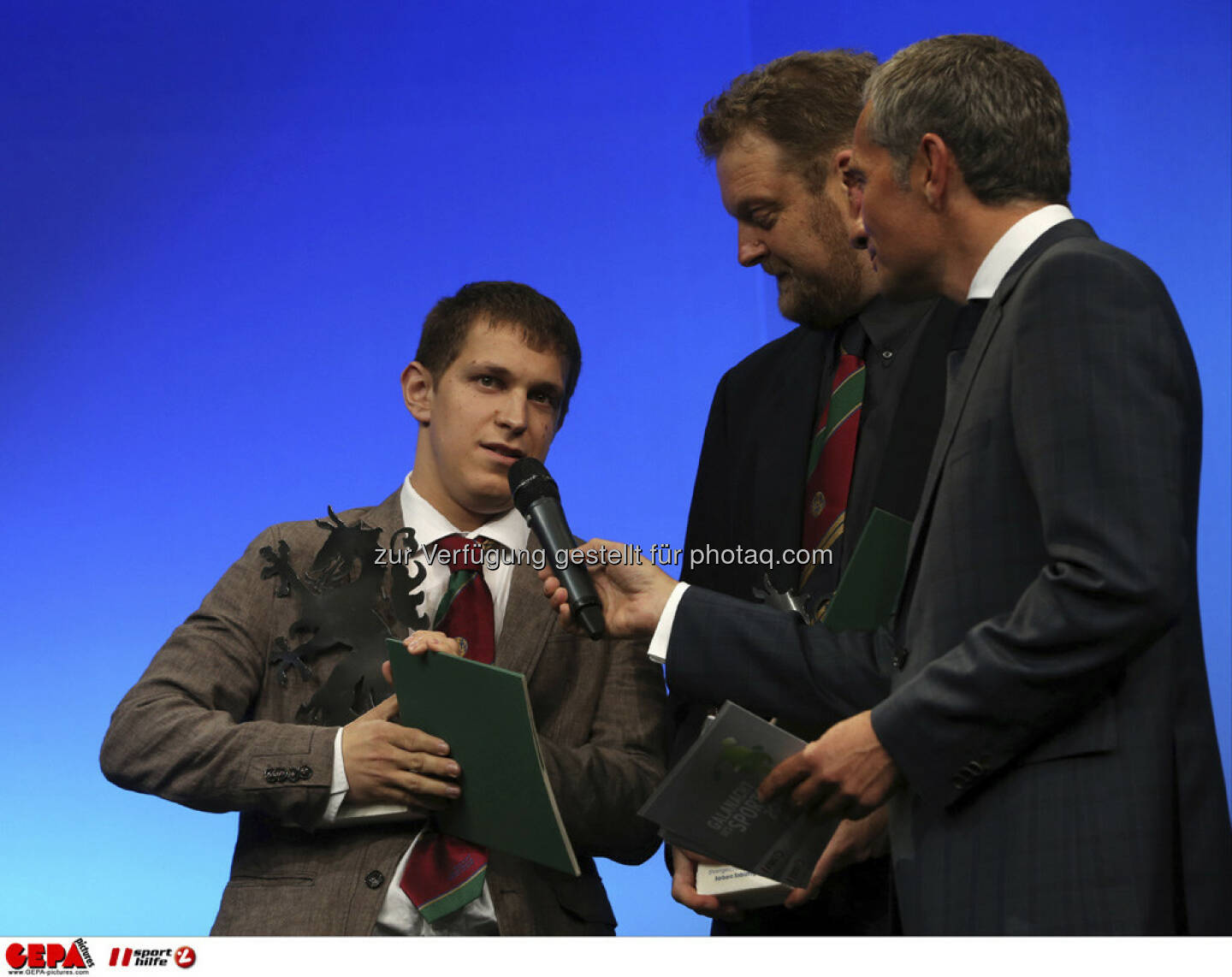 Emanuel Kern (AUT) mit Begleitung und Moderator Rainer Pariasek, Foto: GEPA pictures/ Markus Oberlaender