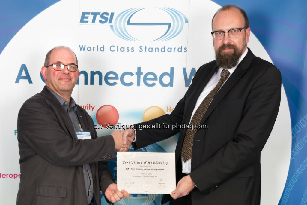 Simon Hicks, Vorsitzender der ETSI-Generalversammlung, Christian Gabriel, Leiter des Bereichs Normung im OVE, das ETSI-Mitgliedschaftsdekret: Österreichischer Verband für Elektrotechnik OVE: OVE neues ETSI-Vollmitglied –
Erleichterter Zugang zu europäischen Telekommunikationsnormen (C) ETSI, © Aussender (14.12.2016) 