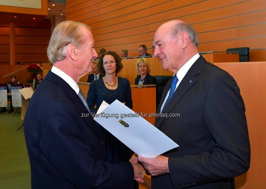 Landeshauptmann Dr. Erwin Pröll überreicht Großes Ehrenzeichen für Verdienste um das Land Niederösterreich an BEKUM-Gründer Gottfried Mehnert. - BEKUM Maschinenfabrik GmbH: Hohe Ehrung des Landes Niederösterreich für BEKUM-Gründer Gottfried Mehnert (Fotocredit:NLK / Pfeiffer), © Aussender (15.12.2016) 