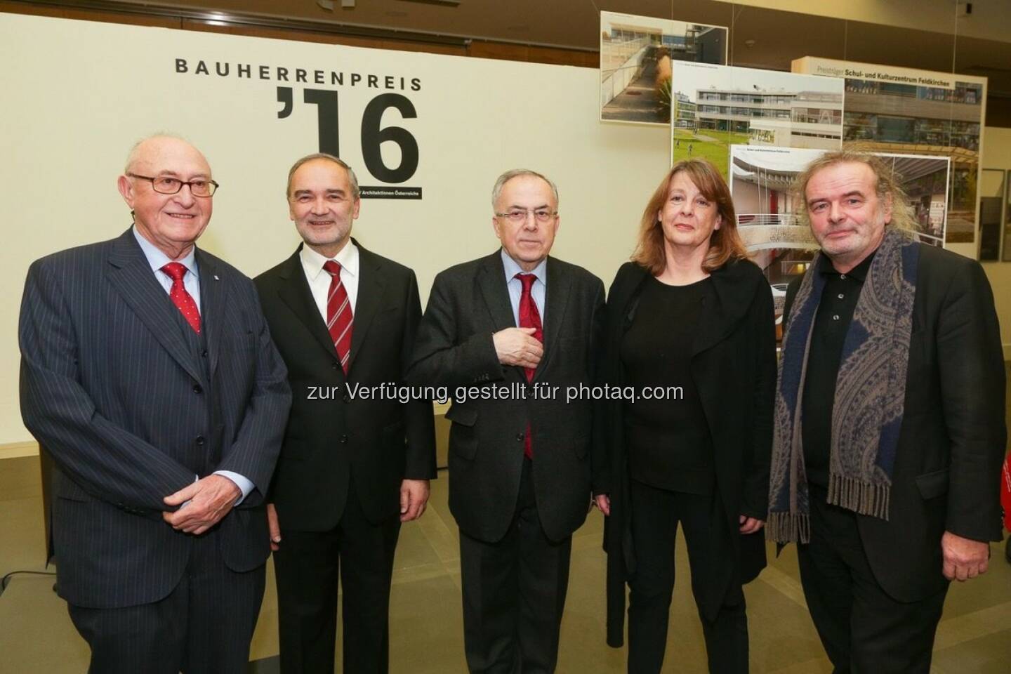 Dr. Günter Geyer (Vorstandsvorsitzender Wiener Städtische Versicherungsverein), Mag. Adolph Stiller (Ausstellungskurator), Dr. Peter Fichtenbauer (Volksanwalt), Mag. Marta Schreieck (Präsidentin der Zentralvereinigung der ArchitektInnen Österreichs) und Mag. Martin Kohlbauer (Jurymitglied). - Wiener Städtische Versicherungsverein: Ausstellungseröffnung „Ausgezeichnete Lebensräume – Bauherrenpreis 2016“ (Fotocredit:Wiener Städtische Versicherungsverein/APA-Fotoservice/Tanzer)