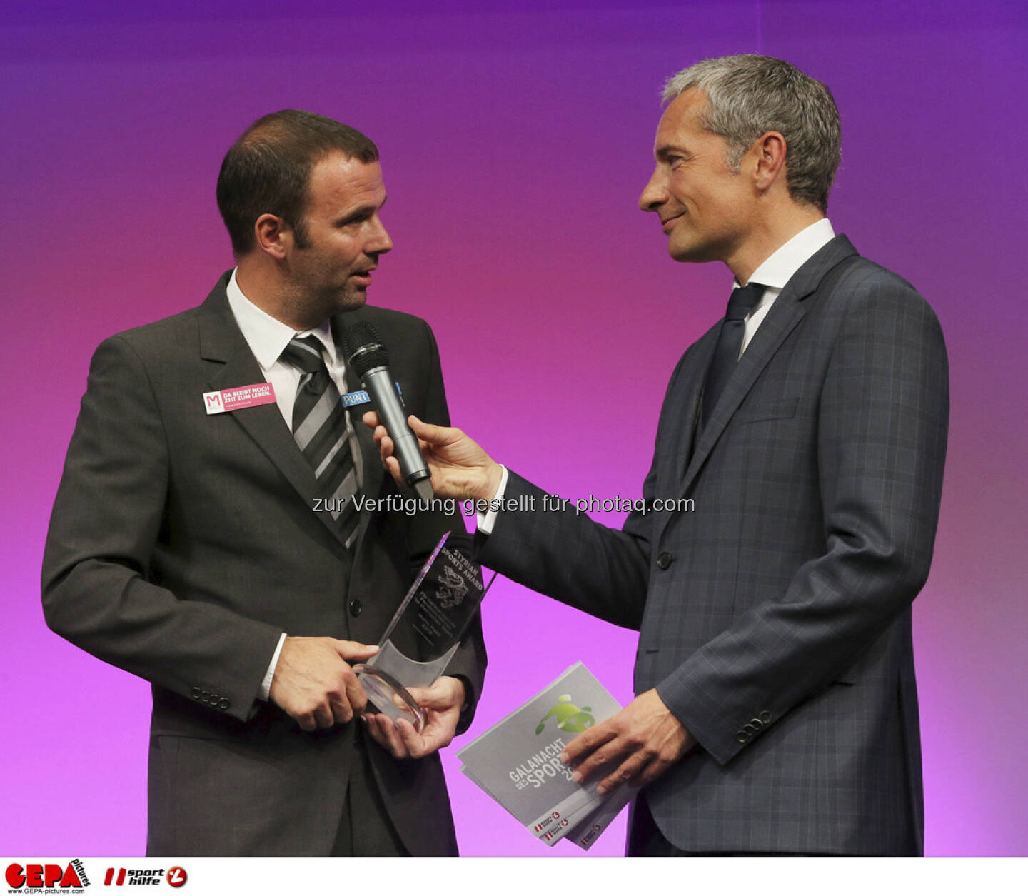 Mario Haas (SK Sturm Graz) und Moderator Rainer Pariasek, Foto: GEPA pictures/ Markus Oberlaender