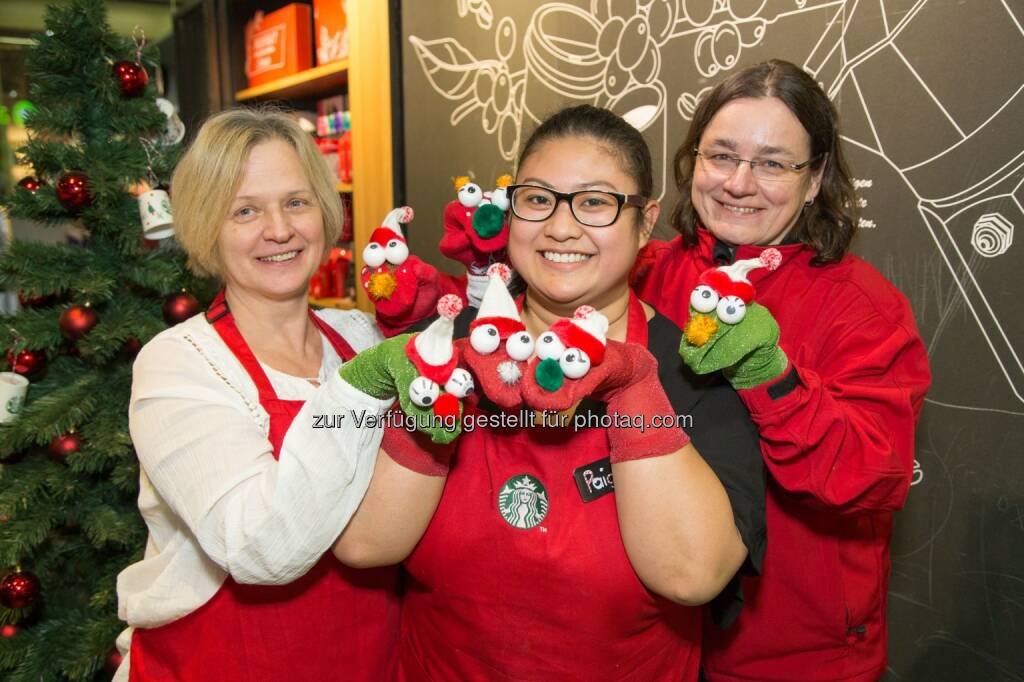 Angelika Halir (Starbucks Store Manager) Paige Damo (Starbucks Partner), Susanne Peter (Leiterin Team der Sozialarbeiterinnen CARITAS) - Starbucks Coffee Austria GmbH: Starbucks unterstützt die Caritas Gruft mit der Aktion #RedCupCheer (Fotocredit: Starbucks c/o Grayling/APA-Fotoservice/Juhasz), © Aussendung (20.12.2016) 