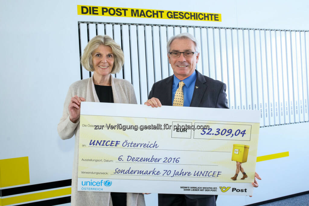 Gudrun Berger, Geschäftsführerin von UNICEF Österreich, und Post-Generaldirektor Georg Pölzl. - Österreichische Post AG: UNICEF-Sondermarke: 52.300 Euro für notleidende Kinder in Syrien (Bild: Christian Husar/Post), © Aussender (20.12.2016) 