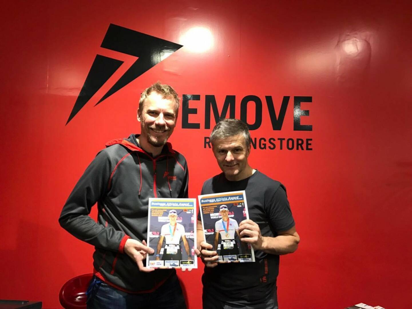 Werner Lichtenwörther und Michael Wernbacher (WeMove) mit dem Business Athlete Award Magazin