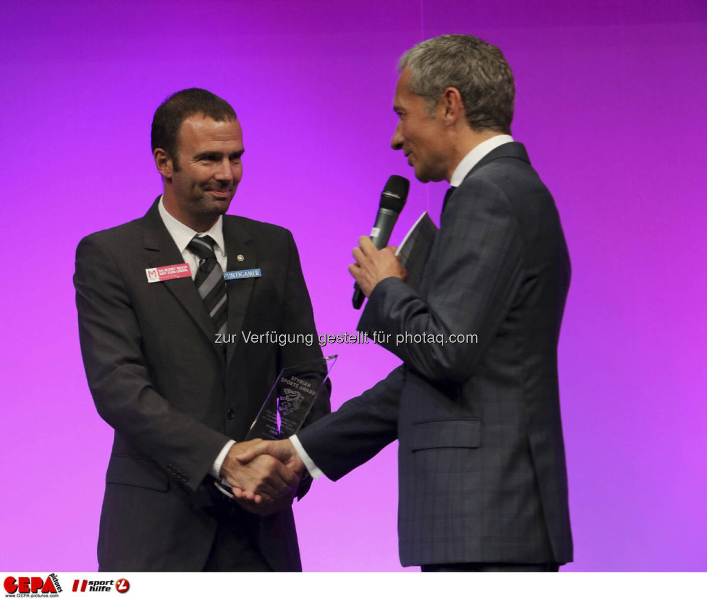 Mario Haas (SK Sturm Graz) und Moderator Rainer Pariasek, Foto: GEPA pictures/ Markus Oberlaender