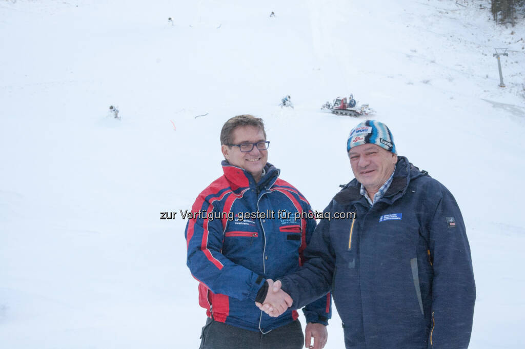 Betriebsleiter Gert Hütter (links) mit Heinz Kabusch (Geschäftsführer Innerkremser Seilbahnen): Innerkremser Seilbahn g.m.b.H. & Co KG: Neuer Betriebsleiter im Skigebiet Innerkrems (C) Alexander Baldele, © Aussender (06.01.2017) 