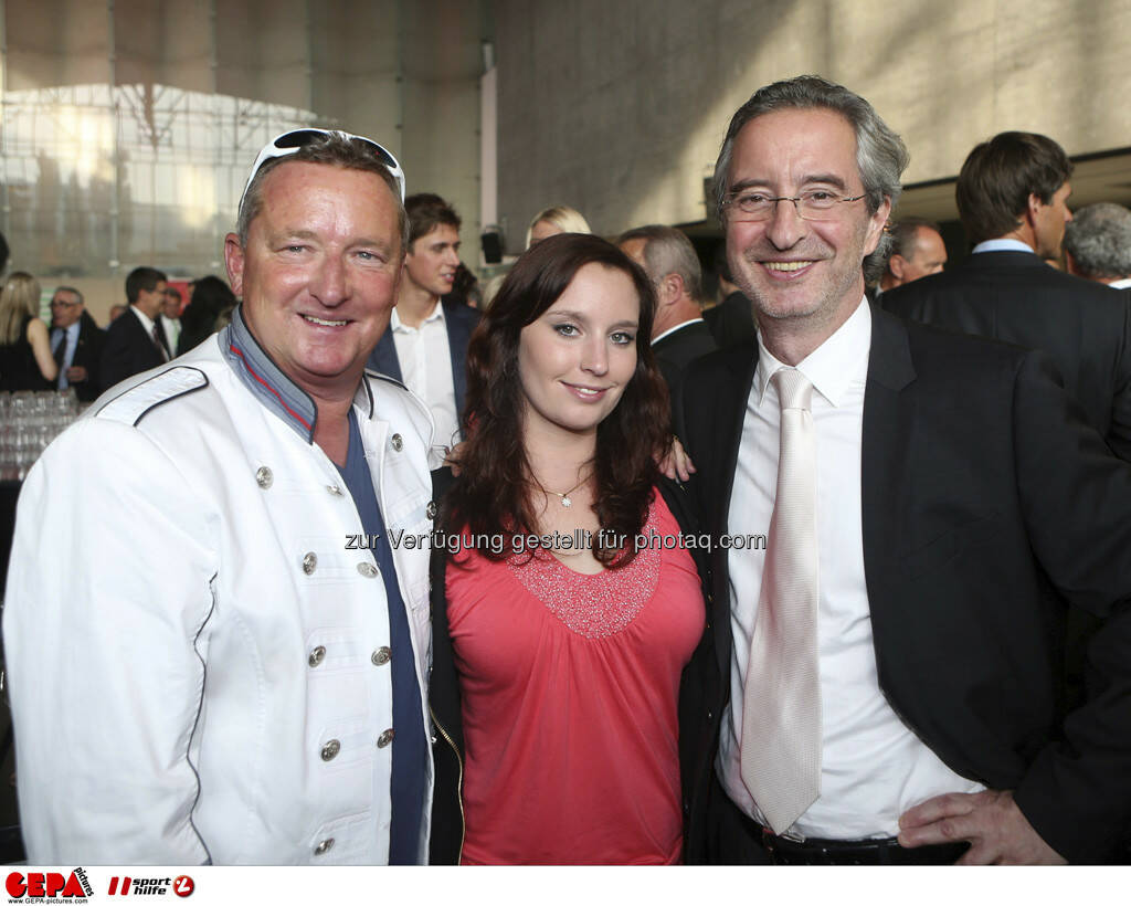 Christian Flick mit Tocher und Robert Sommer (Kronen Zeitung), Foto: GEPA pictures/ Markus Oberlaender (08.05.2013) 