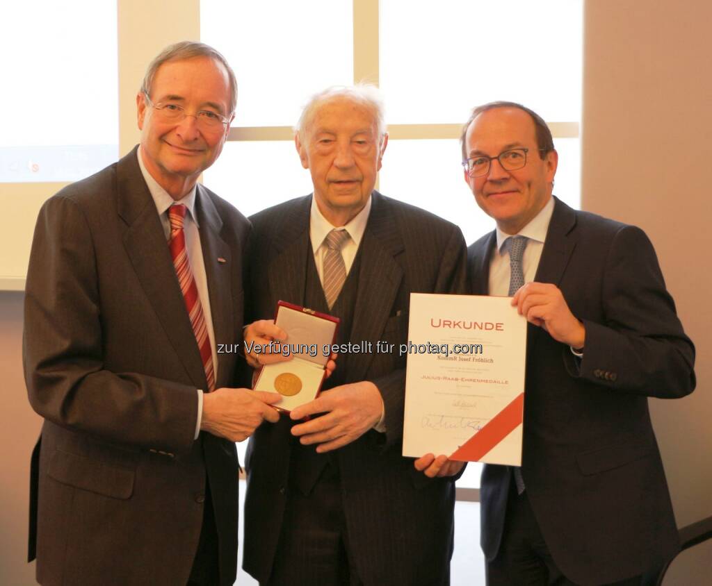 Christoph Leitl, Peter Haubner, Josef Fröhlich - Österreichischer Wirtschaftsbund: Julius Raab-Ehrenmedaille für Josef Fröhlich (Fotocredit: Österreichischer Wirtschaftsbund), © Aussendung (19.01.2017) 