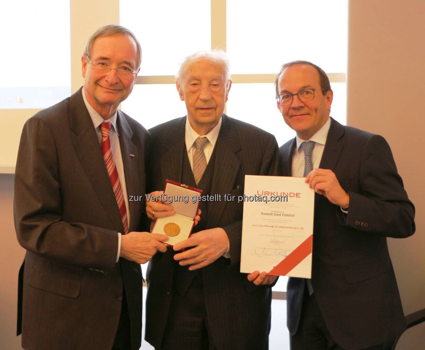 Christoph Leitl, Peter Haubner, Josef Fröhlich - Österreichischer Wirtschaftsbund: Julius Raab-Ehrenmedaille für Josef Fröhlich (Fotocredit: Österreichischer Wirtschaftsbund)