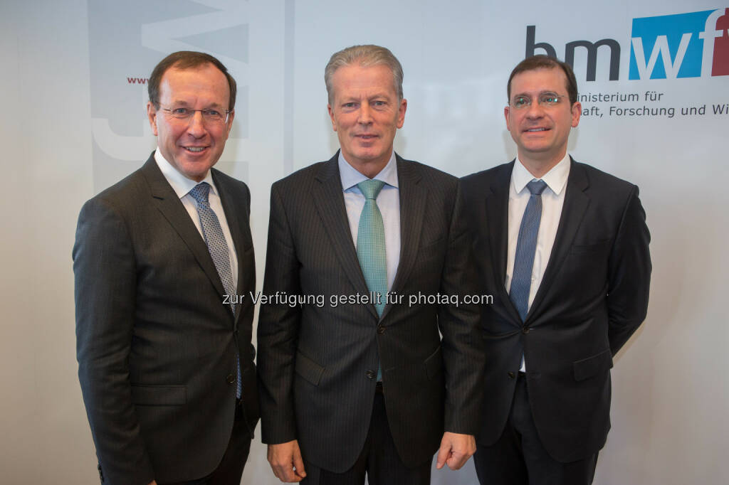 BIG- Geschäftsführer Wolfgang Gleissner, Vizekanzler und Bundesminister Reinhold Mitterlehner und BIG-Geschäftsführer Hans-Peter Weiss: Bundesministerium für Wissenschaft, Forschung und Wirtschaft: Mitterlehner startet neues Konjunkturpaket für Wissenschaft und Wirtschaft (C) Jakob Glaser, © Aussender (19.01.2017) 