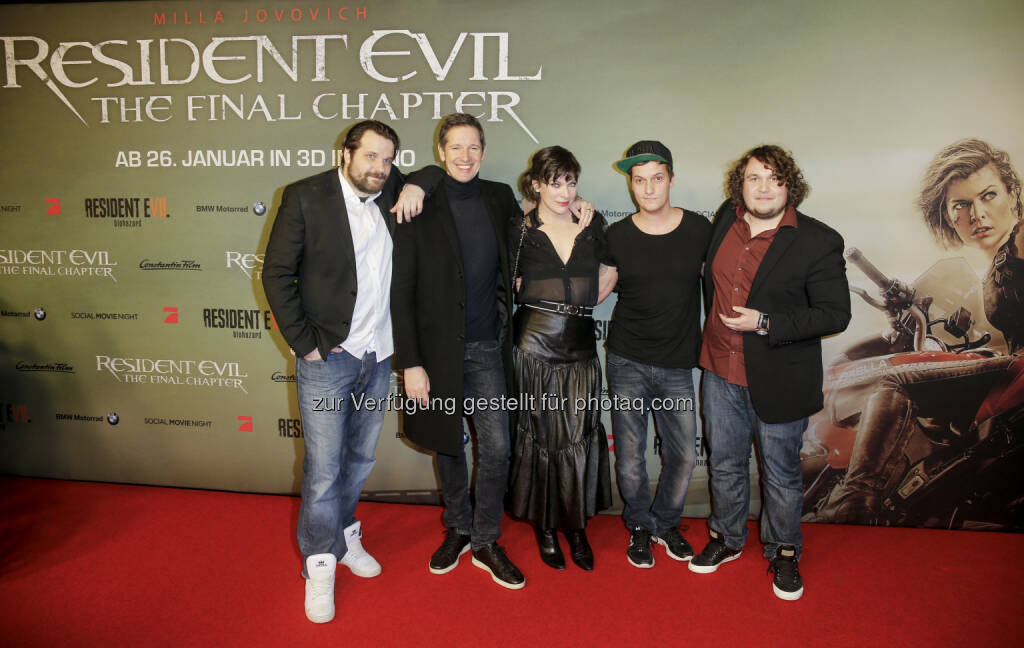 Star Gronkh, US Schauspielerin Milla Jovovich, ihr Ehemann, Regisseur und Produzent Paul W. S. Anderson sowie die YouTube Stars Robert Hofmann und LeFloid bei der Social Movie Night zu 'Resident Evil: The Final Chapter' im CineStar am 19.1.2017 in Berlin (Photo by Isa Foltin/Getty Images for Constantin Film ), © Aussendung (21.01.2017) 