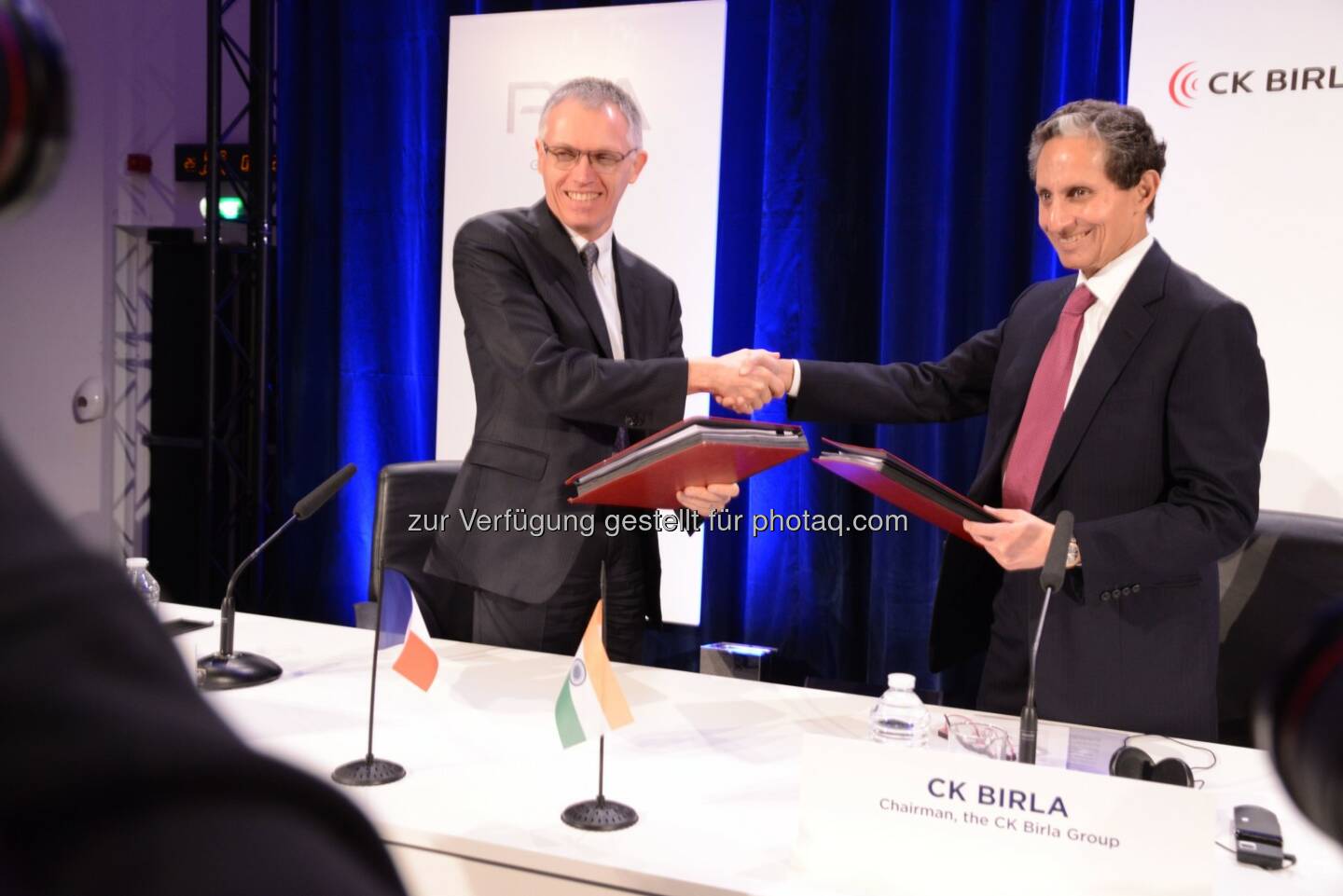 Carlos Tavares, CEO Groupe PSA, (links) und CK Birla, Vorstandsvorsitzender der CK Birla Group: Peugeot Austria GmbH: Groupe PSA und die indische CK Birla Group unterzeichnen Joint Venture Verträge (C) Groupe PSA