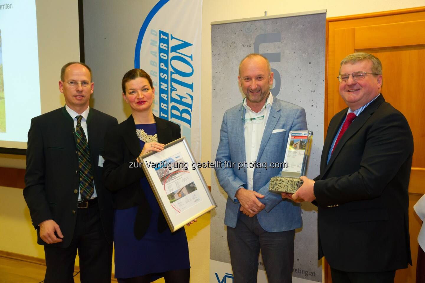 Christoph Ressler (GF Güteverband Transportbeton), Renate Hammer (Vorsitzende der Jury), Horst Anhell (Rohrdorfer Transportbeton – Mitgesellschafter Firma Draubeton), Peter Neuhofer (Präsident Güteverband Transportbeton). - Güteverband Transportbeton: Güteverband Transportbeton: Preis verliehen (Fotocredit: Gruber Michael /GVTB)