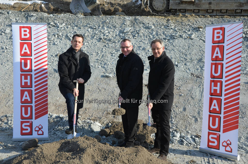 BAUHAUS Geschäftsführer Heinz Reithner, Landesrat Mag. Johannes Tratter, Bürgermeister der Marktgemeinde Völs Erich Ruetz beim Spatenstich für das neue BAUHAUS Fachcentrum in Völs. - BAUHAUS: BAUHAUS beginnt mit den Bauarbeiten für ein neues Fachcentrum in Innsbruck/Völs auf einer Gesamtfläche von über 24.000m2, © Aussendung (31.01.2017) 