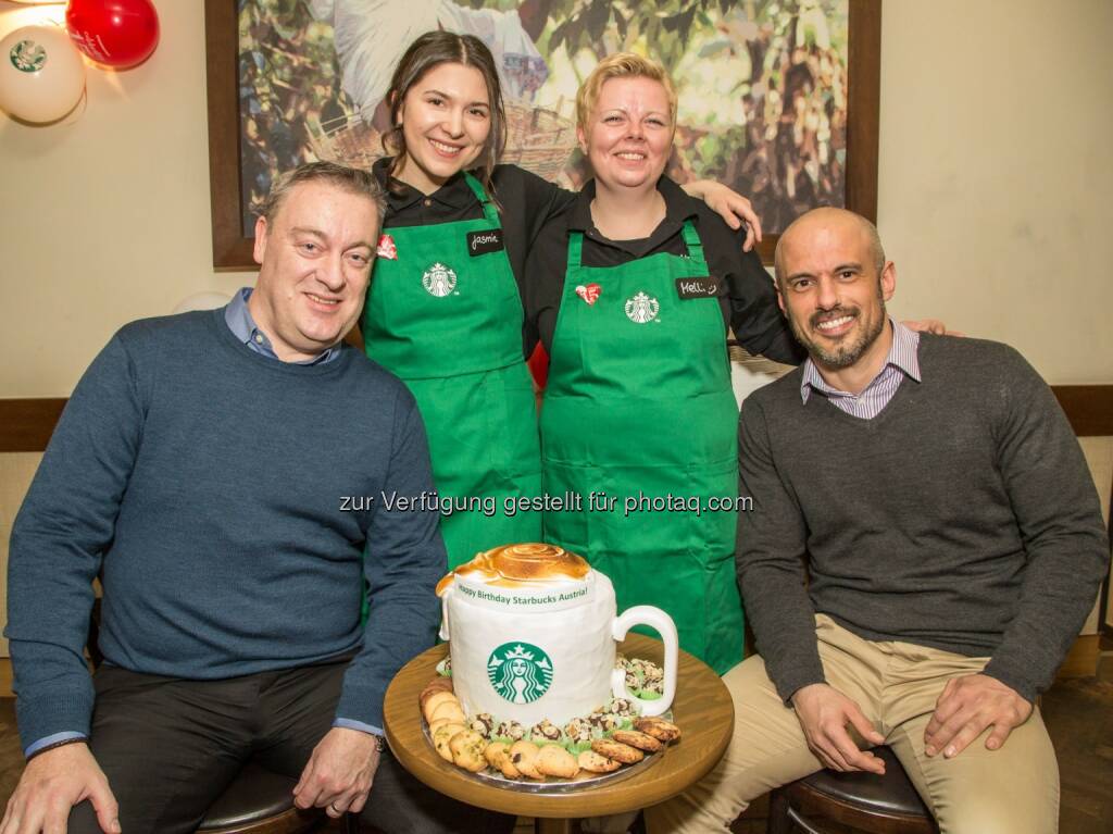 Andrew Simmonds (operations director CH, AT und NL), die beiden Starbucks Partner Jasmin und Melli, Alexandros Angelopoulos (Starbucks District Manager) - Starbucks Coffee Austria GmbH: Starbucks feiert 15 Jahre Österreich (Fotocredit: Starbucks/APA-Fotoservice/Juhasz), © Aussendung (02.02.2017) 