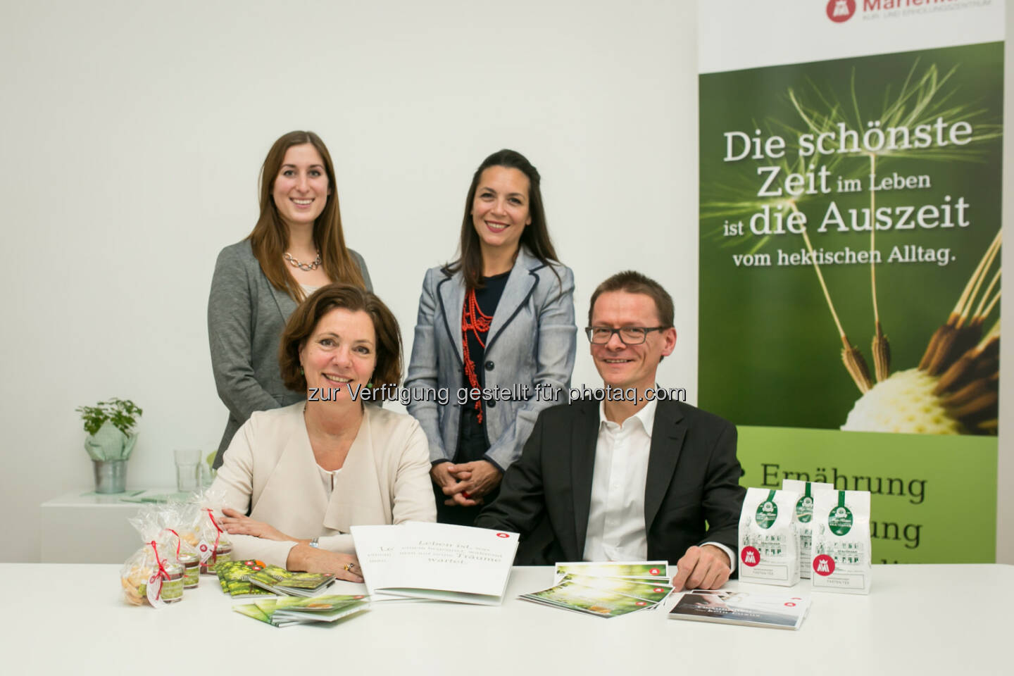 Anna Schmidt, Diätologin; Elke Müller, Geschäftsführerin Marienkron (stehend v. li.); Kurärztin Dr. Ulrike Göschl, Gunther Farnleitner Geschäftsführer Marienkron (sitzend v.li.) - Kurhaus Marienkron: Kurhaus Marienkron eröffnet Therapieräume in Wien Mitte (Fotocredit: gregorbuchhaus.com/Kurhaus Marienkron)