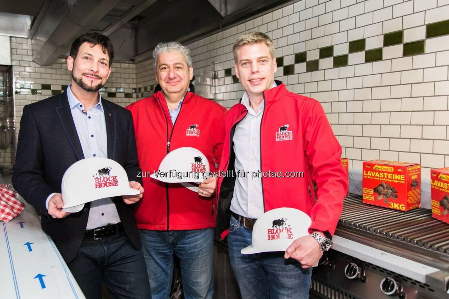 Markus Rumelhart (Bezirksvorsteher 6.Bezirk), Viacheslav Ashurov (Franchisepartner Wien), Gunnar Baumfalk (Geschäftsführer der Block House Restaurantbetriebe Franchise) - Block House Restaurantbetriebe AG: Der Grill steht! (Fotocredit: Block House/APA-Fotoservice/Rastegar)