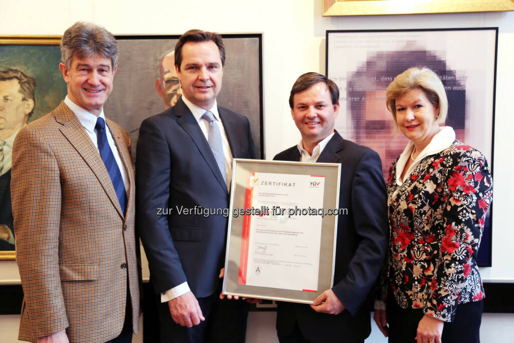 Univ.-Prof. Dipl.-Ing. Dr. Harald Kainz, Rektor TU Graz, Rob Bekkers, MSc, TÜV AUSTRIA Executive Business Director Life, Training & Certification, Dipl.-Ing. Siegfried Pabst, Energiebeauftragter TU Graz, Ing. Martina Strobl, TÜV AUSTRIA - TÜV AUSTRIA Gruppe: Bestnote in Sachen Energieeffizienz (Fotocredit: TU Graz), © Aussendung (10.02.2017)