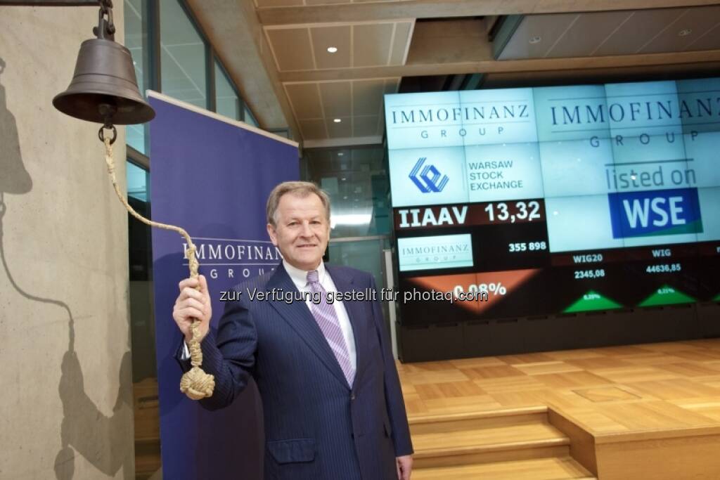 Eduard Zehetner läutet die Börseglocke - Bilder zum Immofinanz-Comeback in Warschau - http://blog.immofinanz.com/de/2013/05/10/immofinanz-in-warschau-ringing-the-bell-und-der-boersenbulle/, © Immofinanz (11.05.2013) 