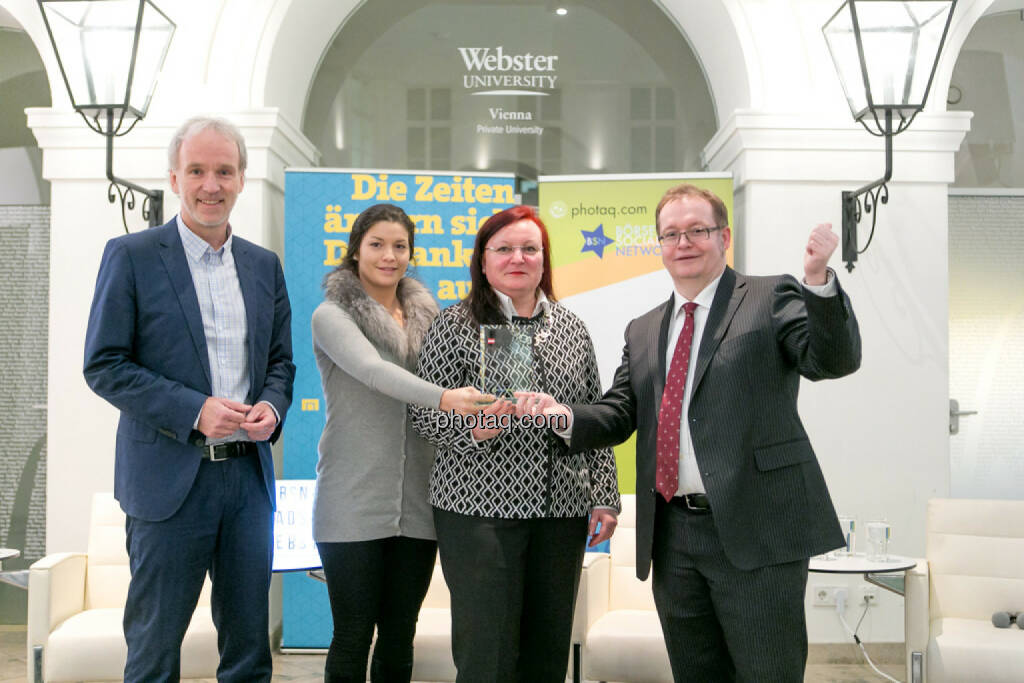 Christian Drastil (BSN), Alexandra Rosinger (Rosinger Group), Yvette Rosinger (Rosinger Group), Gregor Rosinger (Rosinger Group) mit http://boerse-social.com/numberone/2016, © Martina Draper/photaq (16.02.2017) 