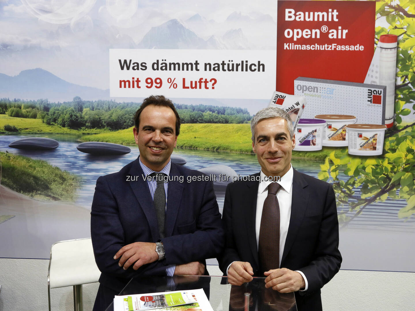 Mag. Robert Schmid, Geschäftsführer der Baumit Beteiligungen GmbH und Mag. Georg Bursik, Geschäftsführer der Wopfinger Baustoffindustrie GmbH, blicken optimistisch in die neue Bausaison - BAUMIT Wopfinger: Baumit International steigert Umsatz 2016 auf 960 Mio. Euro (+ 2,1%) (Fotocredit: Baumit)