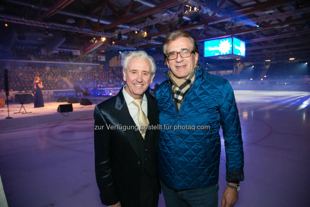 Erhielt bei seinen Weltshits Standing Ovations: Tony Christie mit ORF OÖ-Landesdirektor Mag. Kurt Rammerstorfer - ORF Landesstudio Oberösterreich: Weltstars zaubern 90 Minuten in TV-Show (Fotocredit: Pelzl Roland / cityfoto), © Aussendung (17.02.2017) 