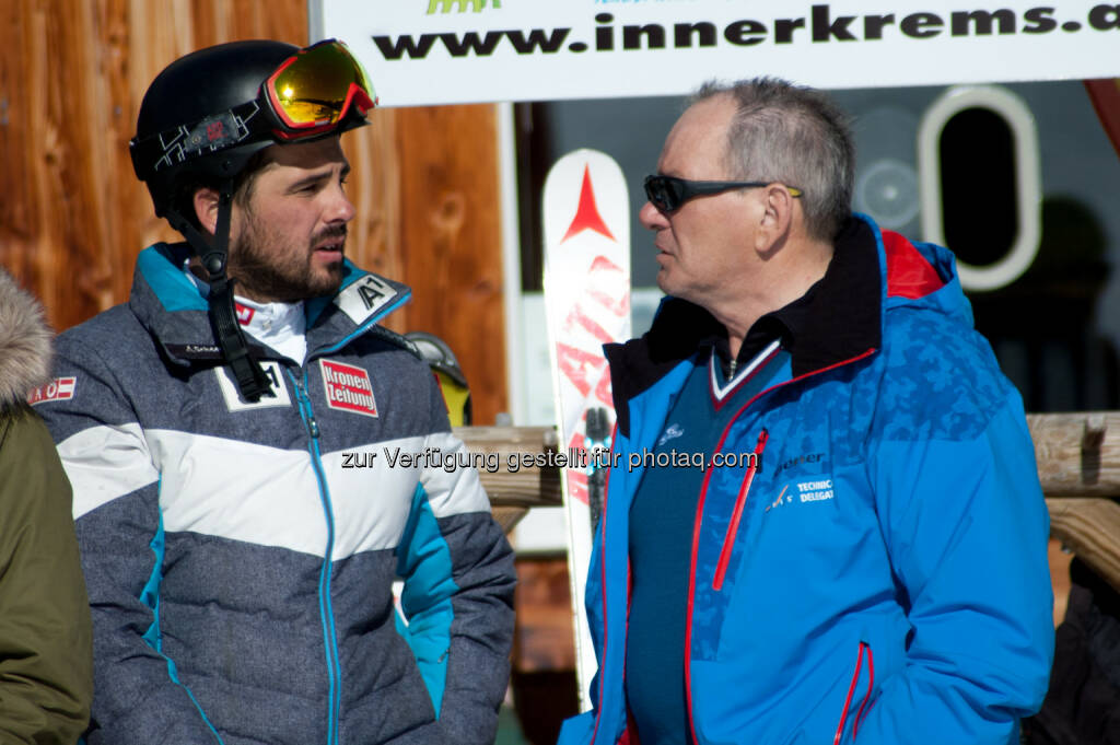 ÖSV-Damen Trainer Roland Assinger und Geschäftsführer Innerkremser Seilbahnen Heinz Kabusch im Gespräch bei der Talstation Innerkrems - Innerkremser Seilbahn g.m.b.H. u. Co KG: Innerkrems entwickelt sich zu Trainings-Geheimtipp für ÖSV (Fotocredit: innerkrems/Baldele), © Aussender (20.02.2017) 