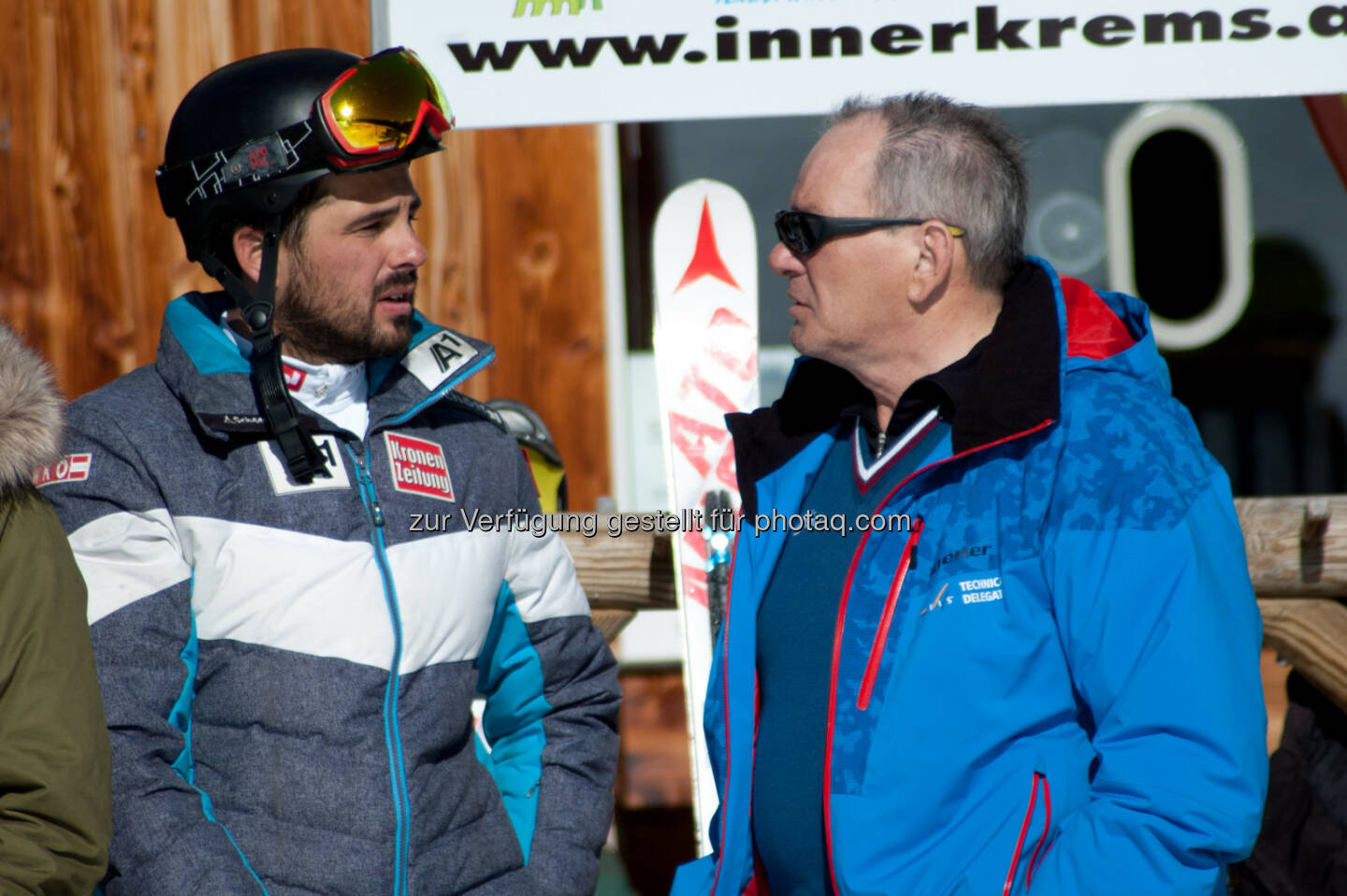 ÖSV-Damen Trainer Roland Assinger und Geschäftsführer Innerkremser Seilbahnen Heinz Kabusch im Gespräch bei der Talstation Innerkrems - Innerkremser Seilbahn g.m.b.H. u. Co KG: Innerkrems entwickelt sich zu Trainings-Geheimtipp für ÖSV (Fotocredit: innerkrems/Baldele)