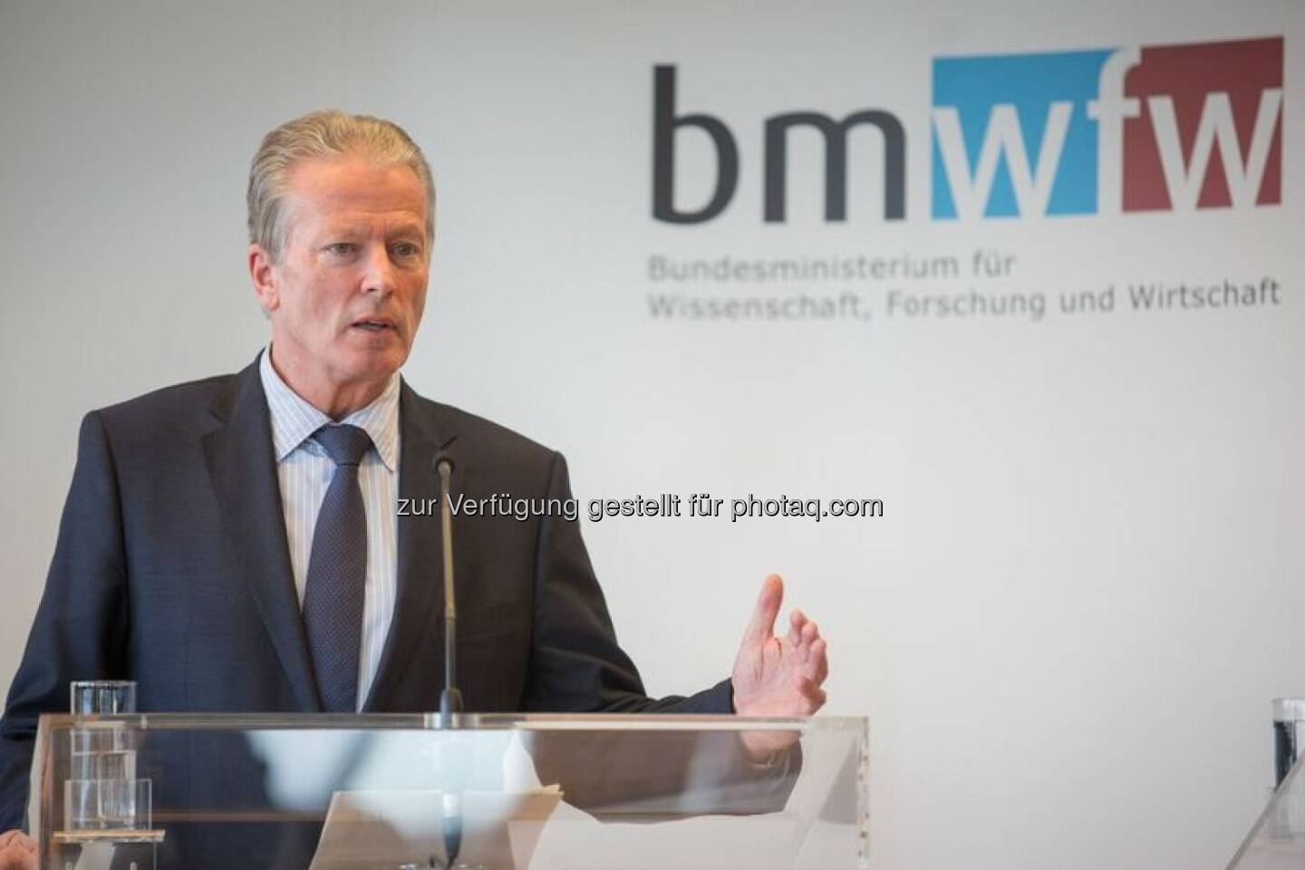 Bundesministerium für Wissenschaft, Forschung und Wirtschaft: Mitterlehner stockt Studienbeihilfen um 25 Millionen Euro auf (Fotocredit: BMWFW/Glaser)