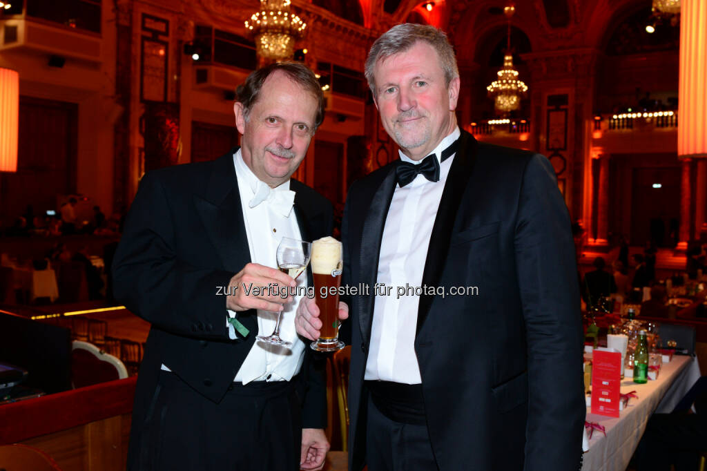 Brau Union Österreich Generaldirektor Markus Liebl und Walter Wallner, Geschäftsführer Top Spirit / Schlumberger Verkaufsdirektor - Brau Union Österreich AG: 60. Jubiläum: Gösser erfrischte auch heuer am Ball der Wiener Kaffeesieder (Fotocredit: Brau Union Österreich), © Aussender (20.02.2017) 