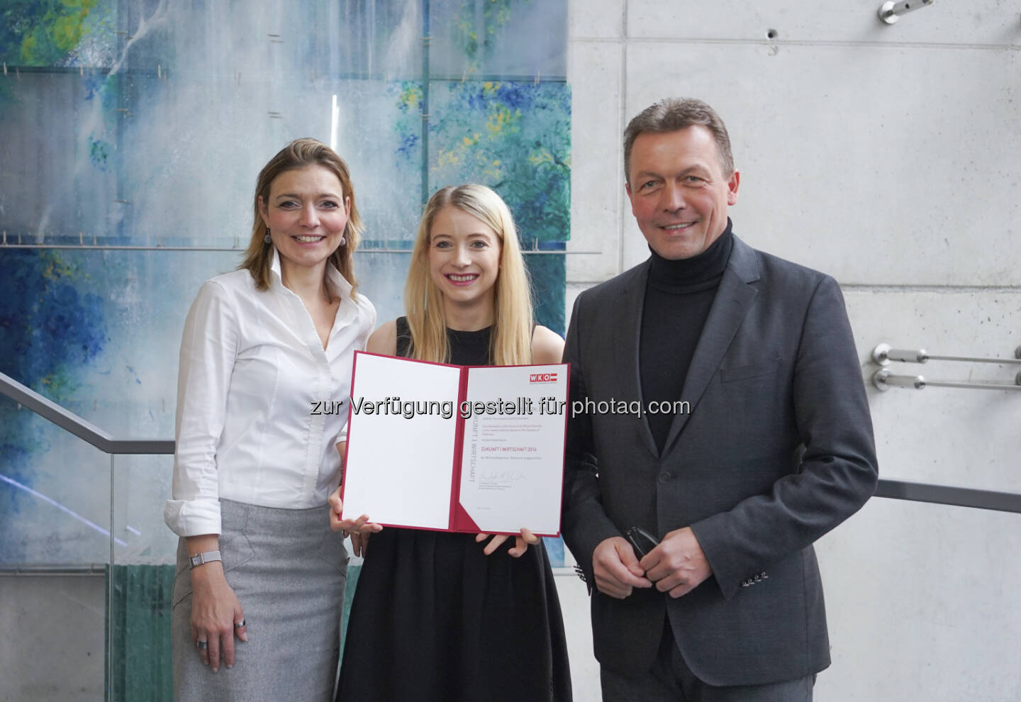 Christina Komuczki, MA (Bildmitte) freut sich gemeinsam mit ihrer Betreuerin Claudia Brauer und Studiengangsleiter Bernd Kirschner über das Stipendium. - MCI Management Center Innsbruck: Zukunft|Wirtschaft – Renommierter Preis der Wirtschaftskammer Österreich geht an MCI-Absolventin (Fotocredit: MCI)