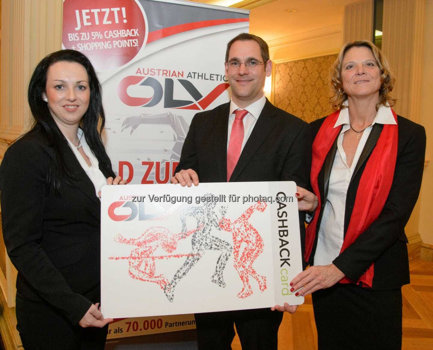 Lyoness-Austria-Geschäftsführerin Heidemarie Kipperer (l.), ÖLV-Generalsekretär Mag. Helmut Baudis und ÖLV-Präsidentin Mag. Sonja Spendelhofer präsentieren die neue Austrian Athletics Cashback Card. - Lyoness Europe AG: Lyoness und der Österreichische Leichtathletik-Verband fixieren Partnerschaft (Fotocredit: ÖLV)