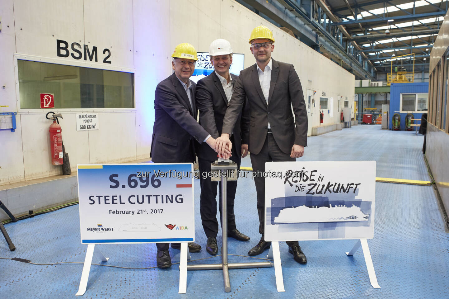 Baustart für die neue AIDA Schiffsgeneration auf der Meyer Werft in Papenburg mit Bernhard Meyer, Felix Eichhorn, Tim Meyer. - AIDA Cruises: AIDA Cruises: Baustart für das weltweit erste LNG-Kreuzfahrtschiff auf der Meyer Werft in Papenburg (Fotocredit: AIDA Cruises)