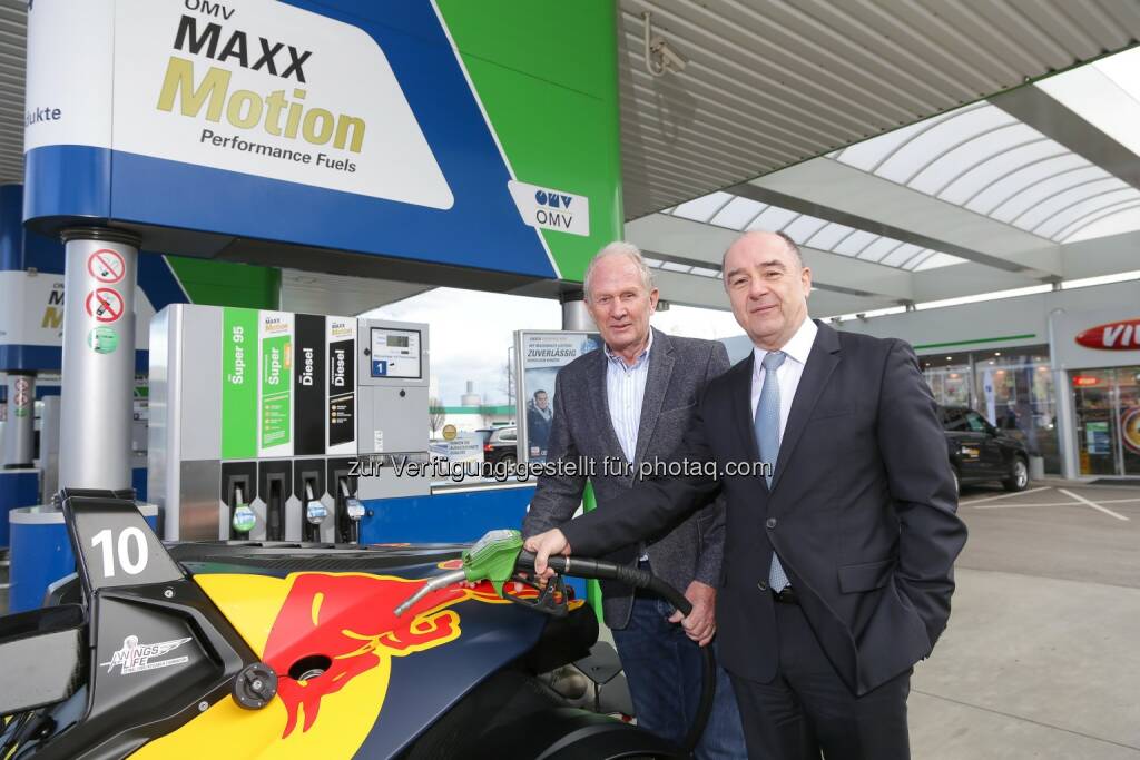 Helmut Marko, Motorsportchef Red Bull und Manfred Leitner Vorstandsmitglied OMV - OMV Aktiengesellschaft: Maxximale Leistung erleben: OMV schließt Partnerschaft mit Red Bull Ring (Fotocredit: OMV/APA-Fotoservice/Tanzer), © Aussendung (24.02.2017) 