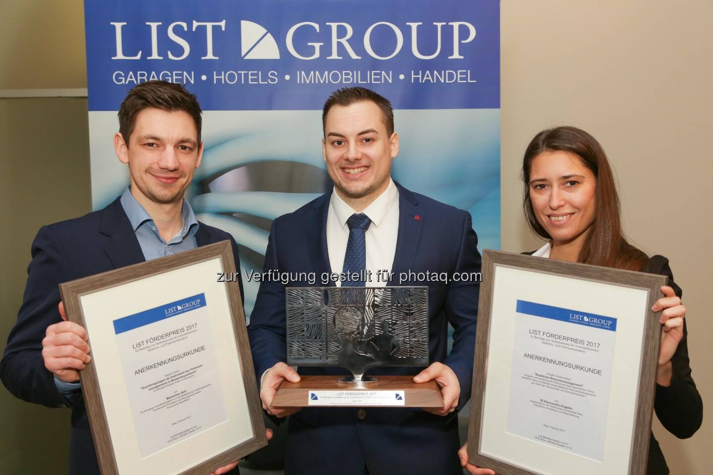 Julian Pöll (Mitte), Auszeichnung für Maximilian Birk (links) und Alessandra Angelini (rechts) - List Group: List Förderpreis 2017: Was darf Autofahren in Zukunft kosten? (Fotocredit: List Group/APA-Fotoservice)