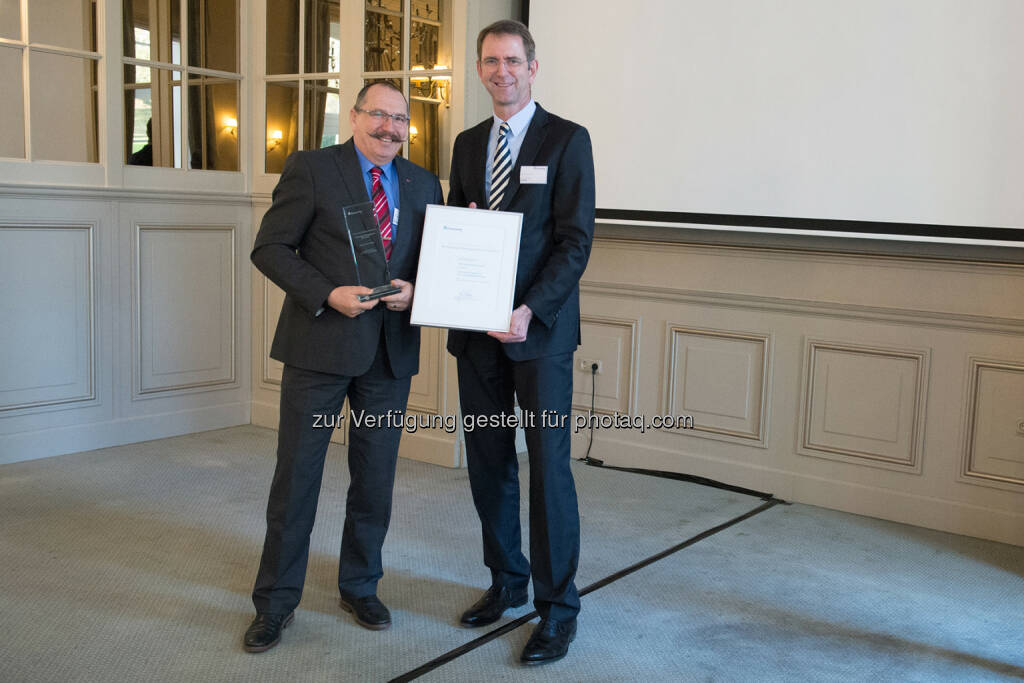 Prof. Günther Schuh (rechts), Leiter des Bereichs Technologiemanagement des Fraunhofer-Institut für Produktionstechnologie IPT in Aachen übergibt den Preis an Peter Kitzer, Senior Technical Manager bei 3M - 3M Deutschland GmbH: Fraunhofer Auszeichnung: Herausragendes Technologiemanagment bei 3M (Fotocredit: 3M Deutschland GmbH), © Aussendung (27.02.2017) 