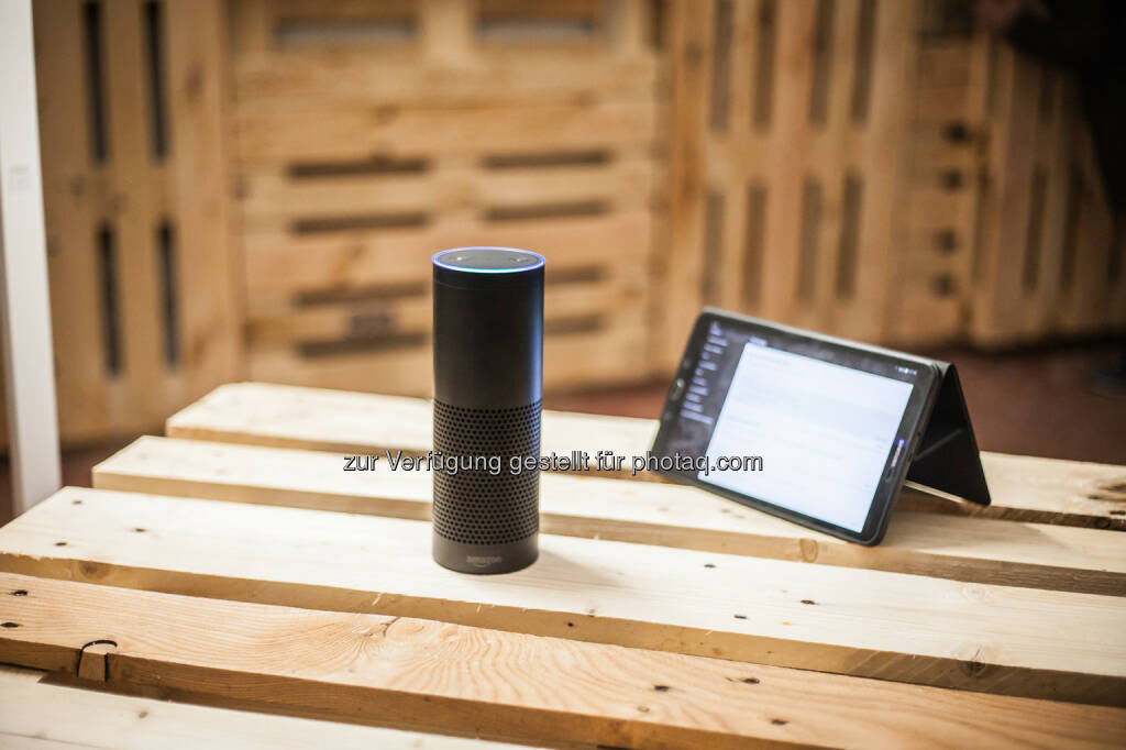 Amazon ECHO und Philips Standleuchte auf dem Smart Home – Popup Showroom - wüsterstrom: SMART HOME Themenmonat & Popup Showroom in Wien (Fotocredit: wüsterstrom), © Aussendung (28.02.2017) 